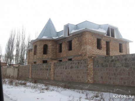 Продается здание в г.Каракол 800кв.м., уч.39 соток