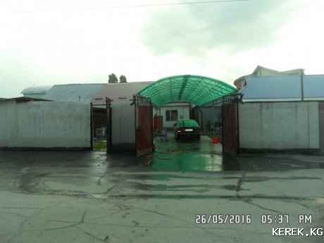 Бишкек, дом- кирпич, 6с. 7 комн, от трассы 10м., срочно! по цене участка Ахунбаева - Муромская, в связи с выездом!
