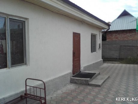 Бишкек, дом- кирпич, 6с. 7 комн, от трассы 10м., срочно! по цене участка Ахунбаева - Муромская, в связи с выездом!