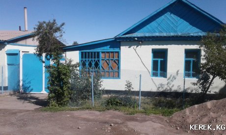 Продаю дом Караколе по ул Куренкеева 31 дом из 4-ком 2-ком времянка +отдельно зал 7×5 погреб на 10-тонны 3-фазка тел.н вода 3-точках хоз.постройки арычный полив участок 8-сотых ремонт не требуется  Конт.тел:0708513827  0555727115 варианты
