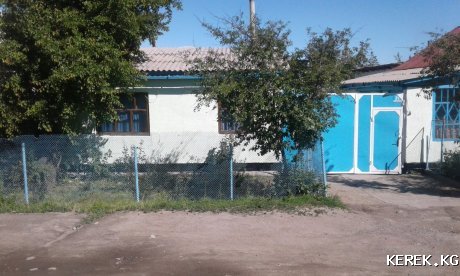Продаю дом Караколе по ул Куренкеева 31 дом из 4-ком 2-ком времянка +отдельно зал 7×5 погреб на 10-тонны 3-фазка тел.н вода 3-точках хоз.постройки арычный полив участок 8-сотых ремонт не требуется  Конт.тел:0708513827  0555727115 варианты